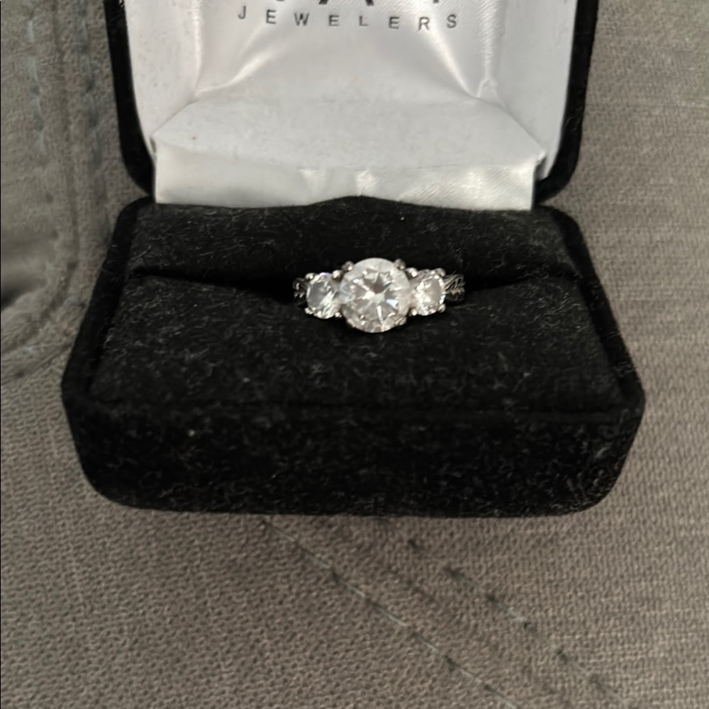 Elegant Silver Ring with three Stones